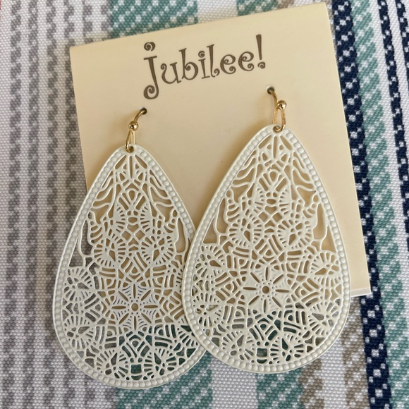 NWT Lightweight Lasercut Earrings in White - Picture 3 of 4